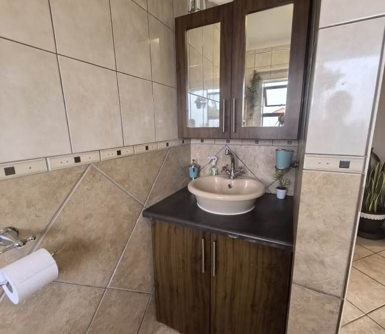 5 Bedroom Property for Sale in Reebok Western Cape